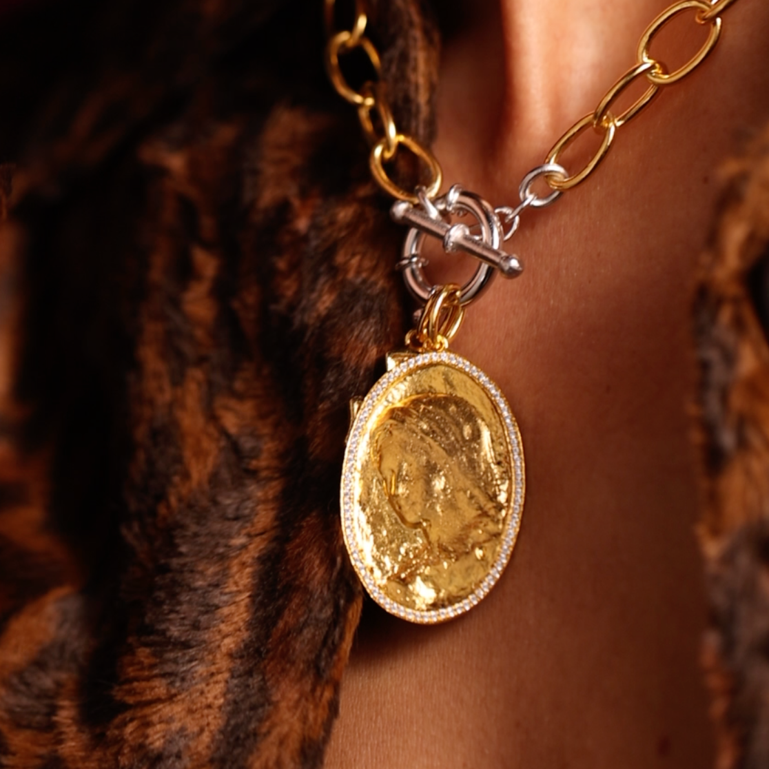 Gold necklace with a oval charm 